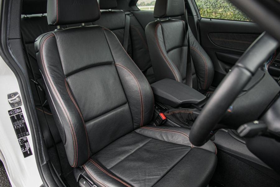 Интерьер BMW 1M Jay Kay Car 2012 года  (UK) (фото 4 из 19)